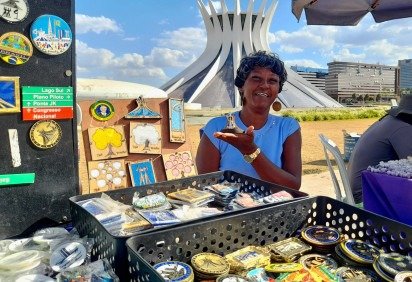 A artesã e vendedora Tânia Bispo já viu de tudo acontecer na Esplanada dos Ministérios  -  (crédito: Let&iacute;cia Mouhamad/CB/DA Press) -A artesã e vendedora Tânia Bispo já viu de tudo acontecer na Esplanada dos Ministérios  -  (crédito: Let&iacute;cia Mouhamad/CB/DA Press)