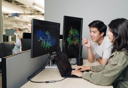 Brian Hie e a colega Aditi Merchant examinam a estrutura de um vírus que destrói bactérias, criado por inteligência artificial  -  (crédito: Andrew Brodhead/Divulgação ) -Brian Hie e a colega Aditi Merchant examinam a estrutura de um vírus que destrói bactérias, criado por inteligência artificial  -  (crédito: Andrew Brodhead/Divulgação )