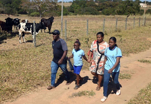  30/07/2026. Ed Alves/CB/D.A Press. Politica. Transporte Escolar Rural. Na foto, Eliane Francisca de Jesus (Mae), Adelson soares da silva (Pai), filhas Maria Eduarda Jesus (mais velha) e Mayara Claudete de Jesus Silva (garotinha). 
