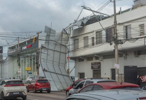 'Ciclone-bomba' deixou um rastro de destruição em Porto Alegre -  (crédito: Evandro Leal/Estadão Conteúdo)