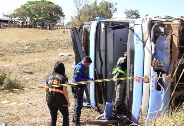 Acidente entre caminh&atilde;o e &ocirc;nibus ocorreu nesta sexta-feira, na GO-10, perto de Luzi&acirc;nia -  (crédito: Foto: Davi Pereira/D.A/C.B press)