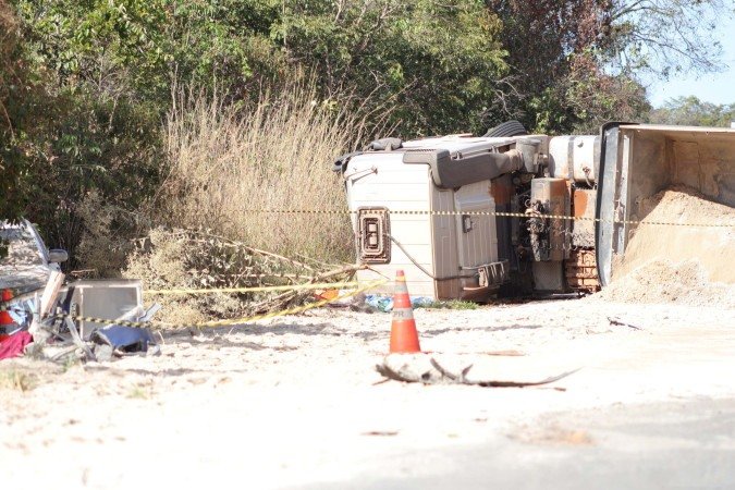 Imagens de uma câmera de segurança mostraram o caminhão invadindo a contramão e atingindo a lateral do ônibus - (crédito: Davi Pereira/CB/D.A Press) Imagens de uma câmera de segurança mostraram o caminhão invadindo a contramão e atingindo a lateral do ônibus - (crédito: Davi Pereira/CB/D.A Press)