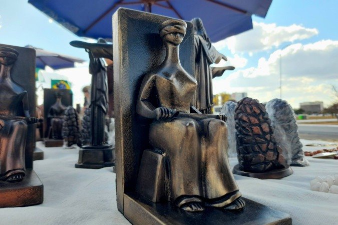 Miniaturas de pedra-sabão e resina da banca de Divino Carvalho