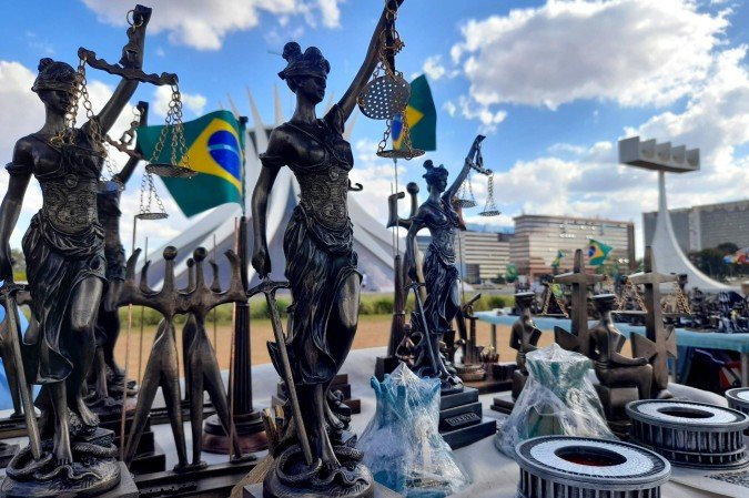 Miniaturas de pedra-sabão e resina da banca de Divino Carvalho