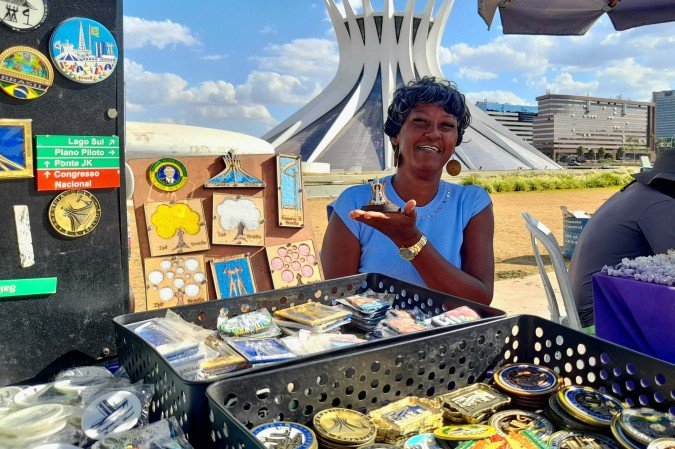 A artesã e vendedora Tânia Bispo já viu de tudo acontecer na Esplanada dos Ministérios - (crédito: Letícia Mouhamad/CB/DA Press) A artesã e vendedora Tânia Bispo já viu de tudo acontecer na Esplanada dos Ministérios - (crédito: Letícia Mouhamad/CB/DA Press)