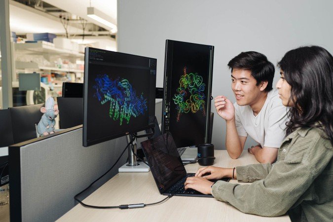 Brian Hie e a colega Aditi Merchant examinam a estrutura de um vírus que destrói bactérias, criado por inteligência artificial - (crédito: Andrew Brodhead/Divulgação ) Brian Hie e a colega Aditi Merchant examinam a estrutura de um vírus que destrói bactérias, criado por inteligência artificial - (crédito: Andrew Brodhead/Divulgação )