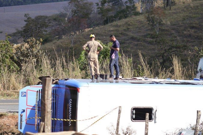 Motorista da carreta carregada de areia perdeu o controle do ve&iacute;culo e colidiu com o &ocirc;nibus, que foi parar fora da pista