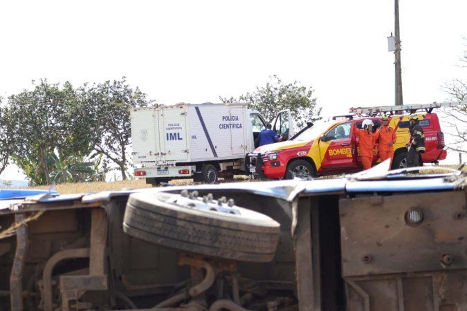 Colisão entre ônibus, caminhão e carros deixa 5 mortos na GO-010 em Luziânia - (crédito: Davi Pereira/CB/DA Press) Colisão entre ônibus, caminhão e carros deixa 5 mortos na GO-010 em Luziânia - (crédito: Davi Pereira/CB/DA Press)