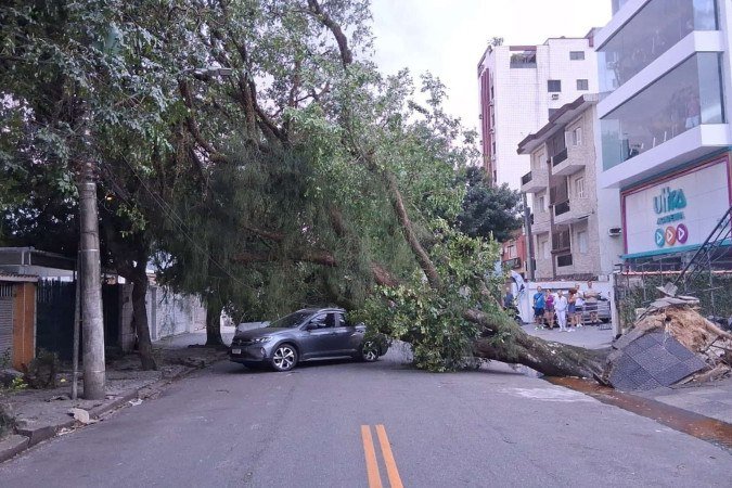 A Defesa Civil de São Paulo informou que o Centro de Gerenciamento de Emergências (CGE) prevê ventos de até 100 km/h no Estado ao longo do dia, acompanhados de chuvas moderadas - (crédito: Reprodução/X/@CET_Santos) A Defesa Civil de São Paulo informou que o Centro de Gerenciamento de Emergências (CGE) prevê ventos de até 100 km/h no Estado ao longo do dia, acompanhados de chuvas moderadas - (crédito: Reprodução/X/@CET_Santos)