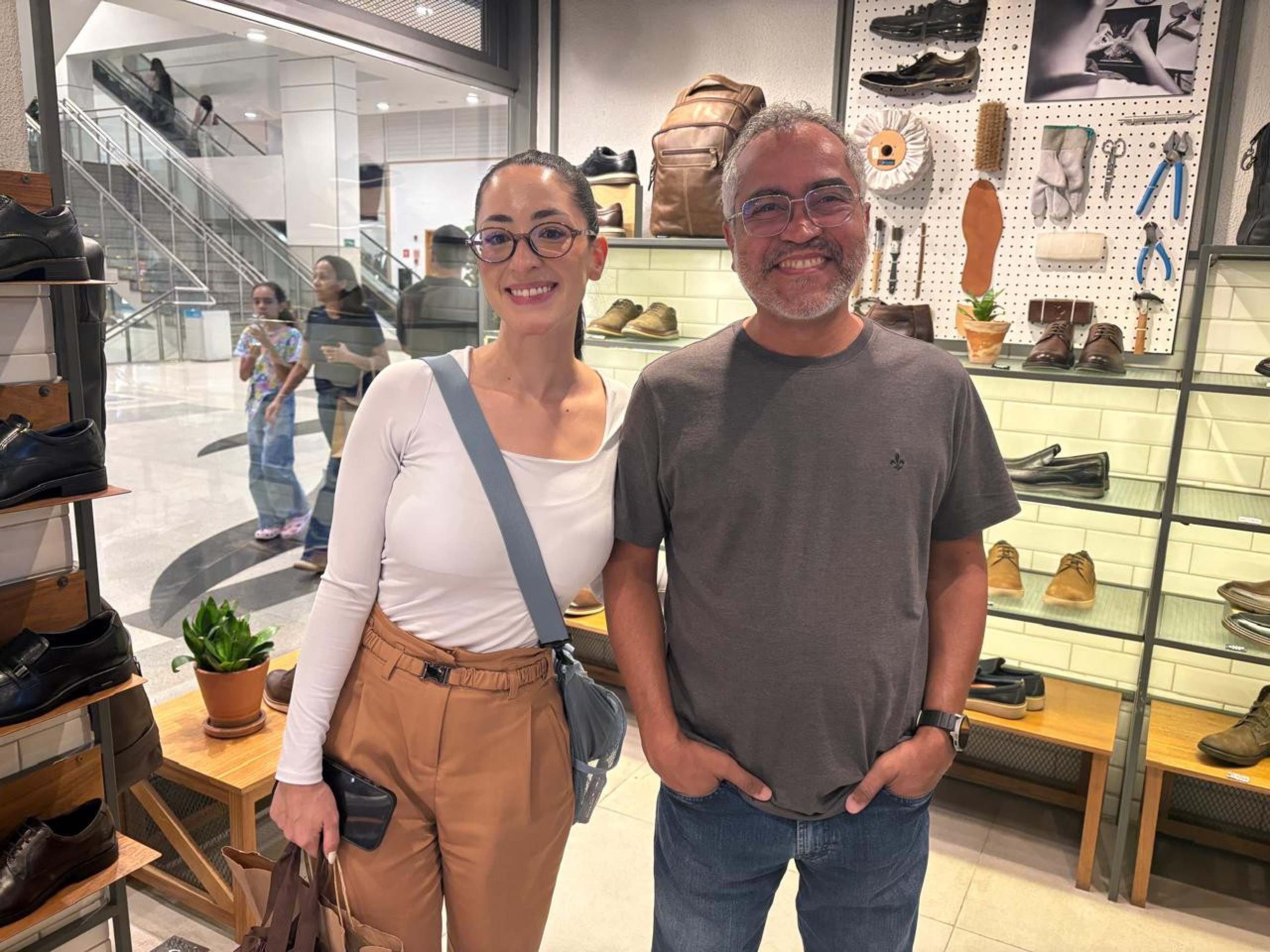 Pai (Gino Cristiano) e filha (Melyane Cruz) comprando juntos no shopping 