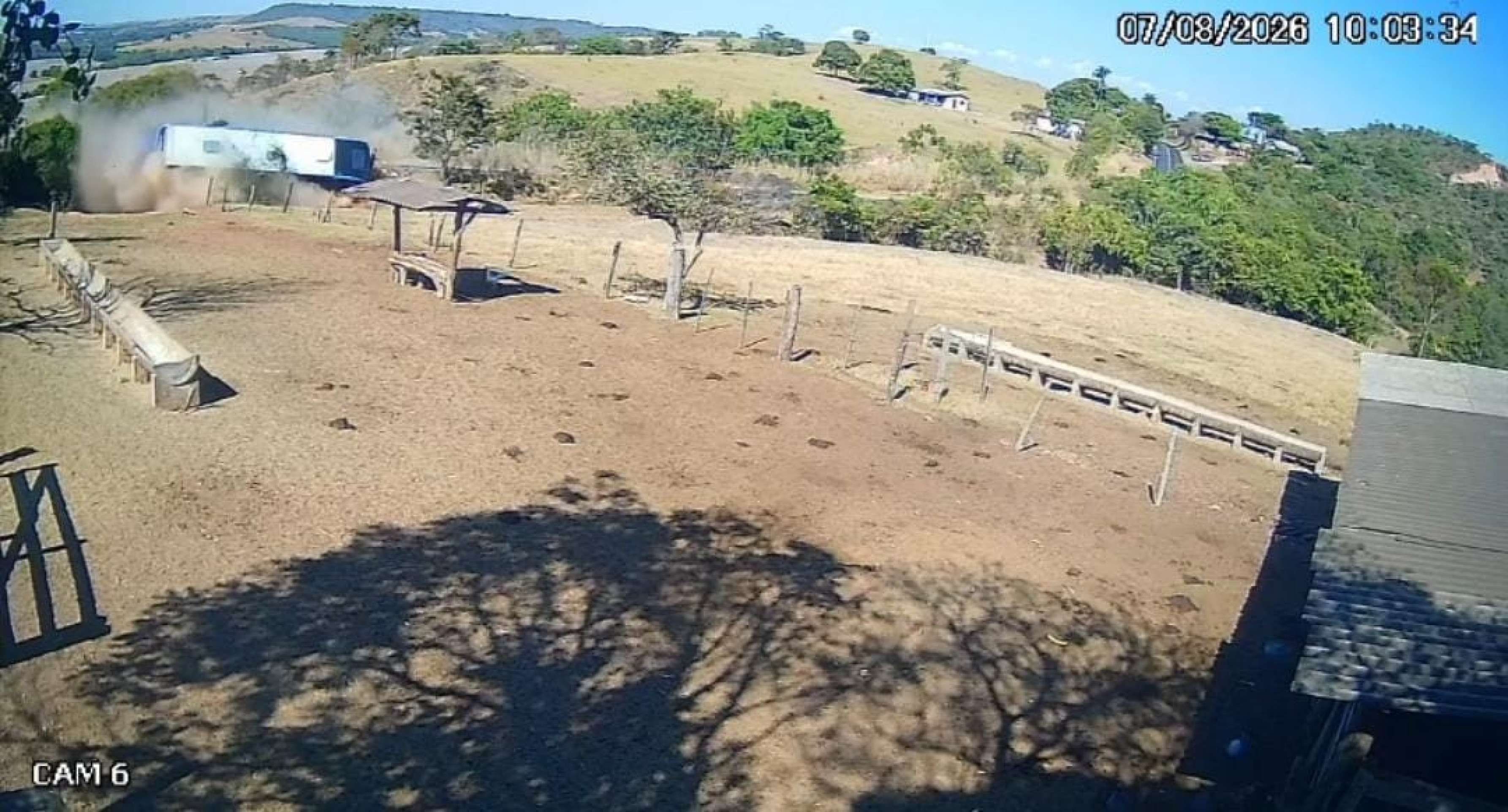 Caminhão carregado de areia invadiu pista e atingiu ônibus matando seis; veja vídeo
