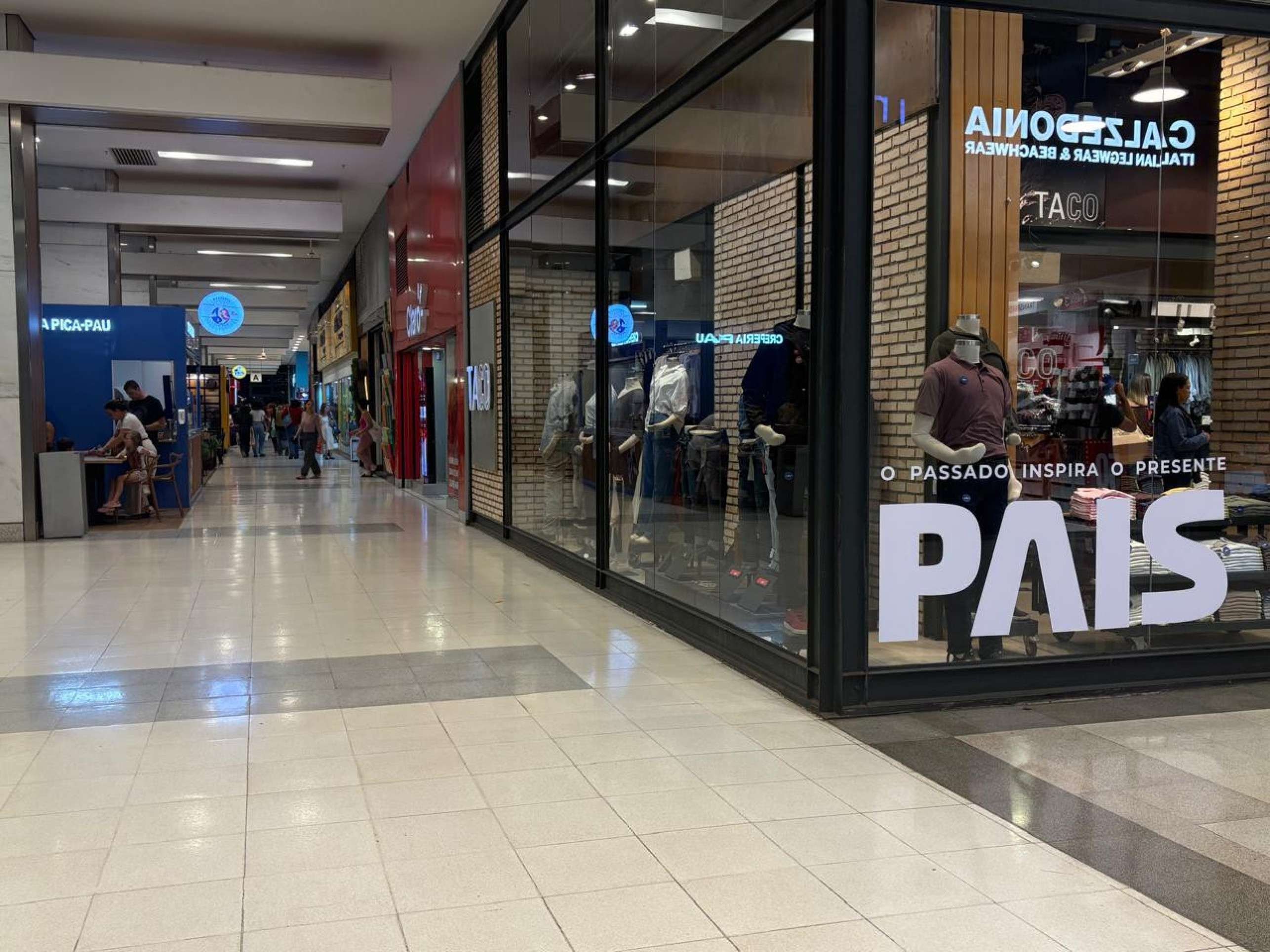 Dia dos Pais movimenta lojas de shopping na noite desta sexta-feira (7/8)