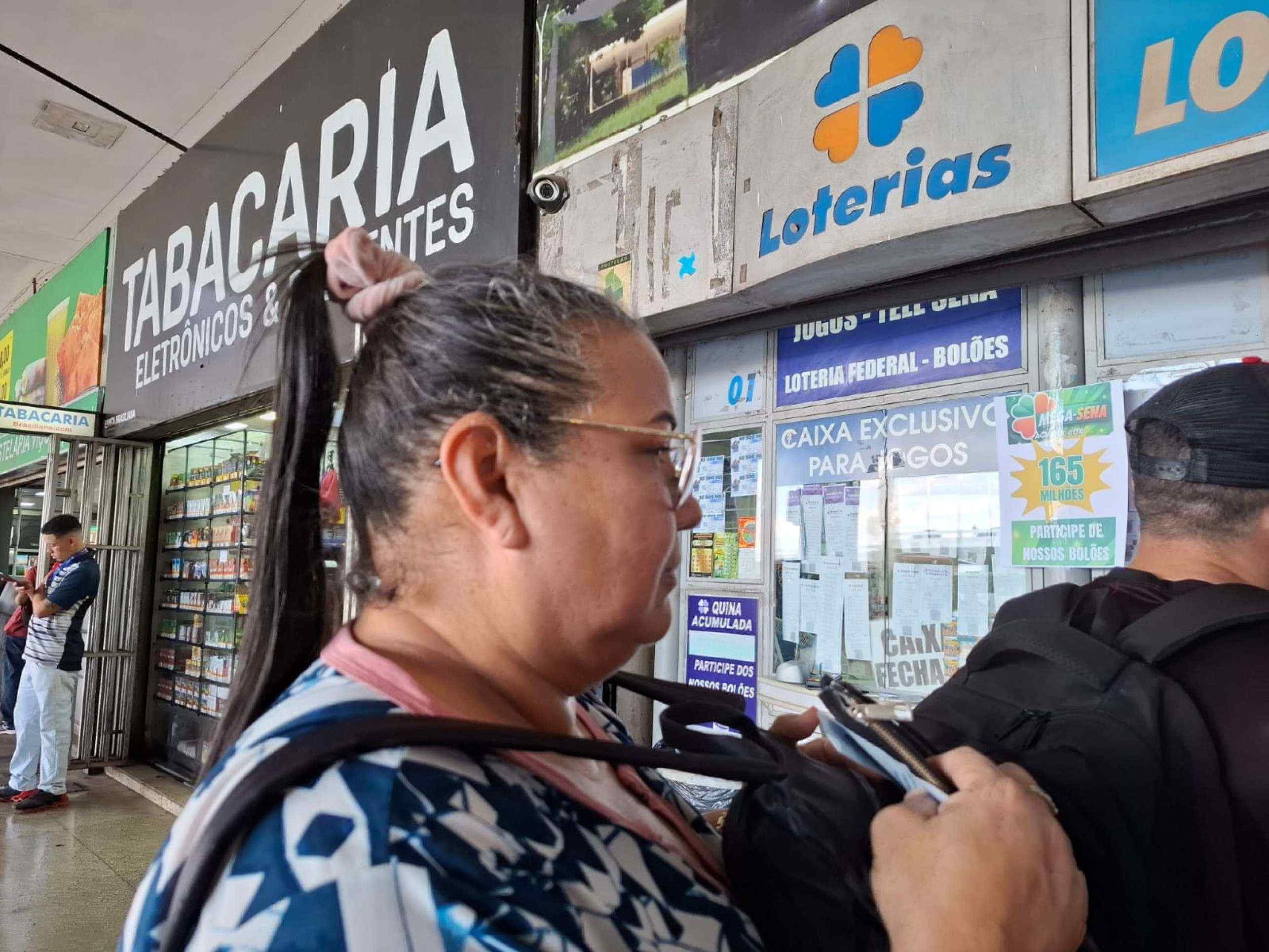 A auxiliar de servi&ccedil;os gerais Maria Cleumara Cavalcante espera reformar a casa se ganhar o pr&ecirc;mio deste s&aacute;bado 