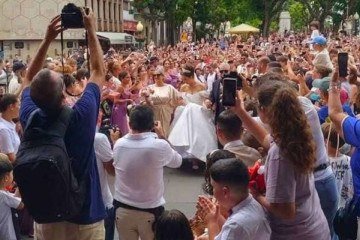 Os fãs cercaram o veículo na tentativa de registrar a chegada de Georgina. Familiares e integrantes da cerimônia precisaram abrir caminho para que Fatima conseguisse entrar no local. - (crédito: Foto: Divulgação / Sé do Funchal) Os fãs cercaram o veículo na tentativa de registrar a chegada de Georgina. Familiares e integrantes da cerimônia precisaram abrir caminho para que Fatima conseguisse entrar no local. - (crédito: Foto: Divulgação / Sé do Funchal)