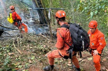 Queda de helicóptero deixou ao menos 4 mortos no RJ -  (crédito: Divulgação/Corpo de Bombeiros do RJ)