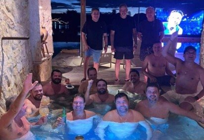 Willer Tomaz e outros em piscina de clube em Planaltina -  (crédito: reprodução)