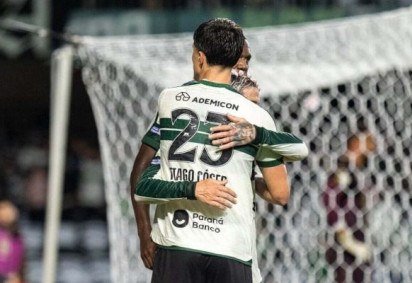 Tiago Cozer celebra o seu gol, o primeiro do Coritiba sobre a Chapecoense -  (crédito: Foto: JP Pacheco / Coritiba ) -Tiago Cozer celebra o seu gol, o primeiro do Coritiba sobre a Chapecoense -  (crédito: Foto: JP Pacheco / Coritiba )
