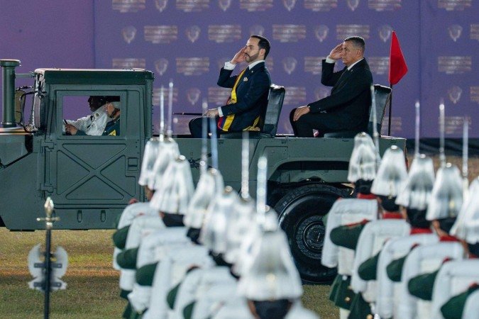 Em um dos lados do palco durante a inauguração, e rodeada de flores, estava uma imagem da Virgem Maria - (crédito: Bloomberg vía Getty Images) Em um dos lados do palco durante a inauguração, e rodeada de flores, estava uma imagem da Virgem Maria - (crédito: Bloomberg vía Getty Images)