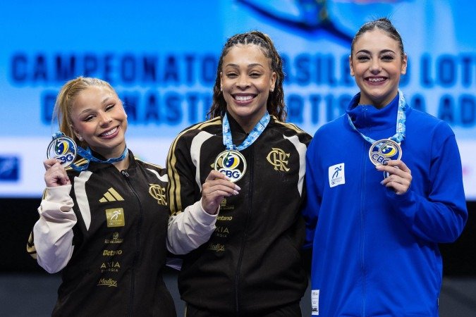 Flamengo faz dobradinha das barras assimétricas, com Lorrane Oliveira campeã (C) e Flávia Saraiva prata. Sophia Weisberg leva o bronze - (crédito: MeloGym/CBG) Flamengo faz dobradinha das barras assimétricas, com Lorrane Oliveira campeã (C) e Flávia Saraiva prata. Sophia Weisberg leva o bronze - (crédito: MeloGym/CBG)