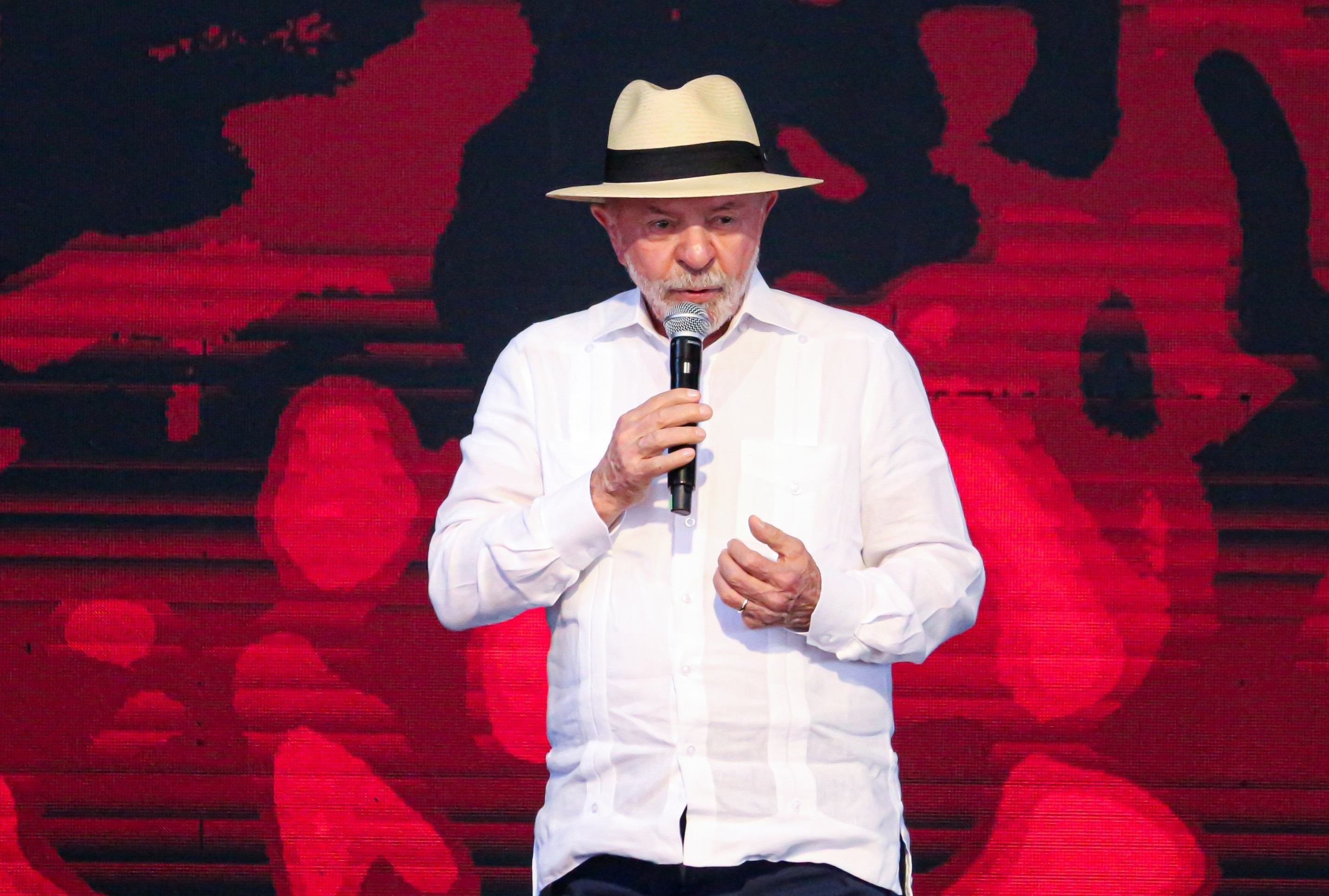 Campanha de Lula reage a fotos com lobista e nega relação pessoal