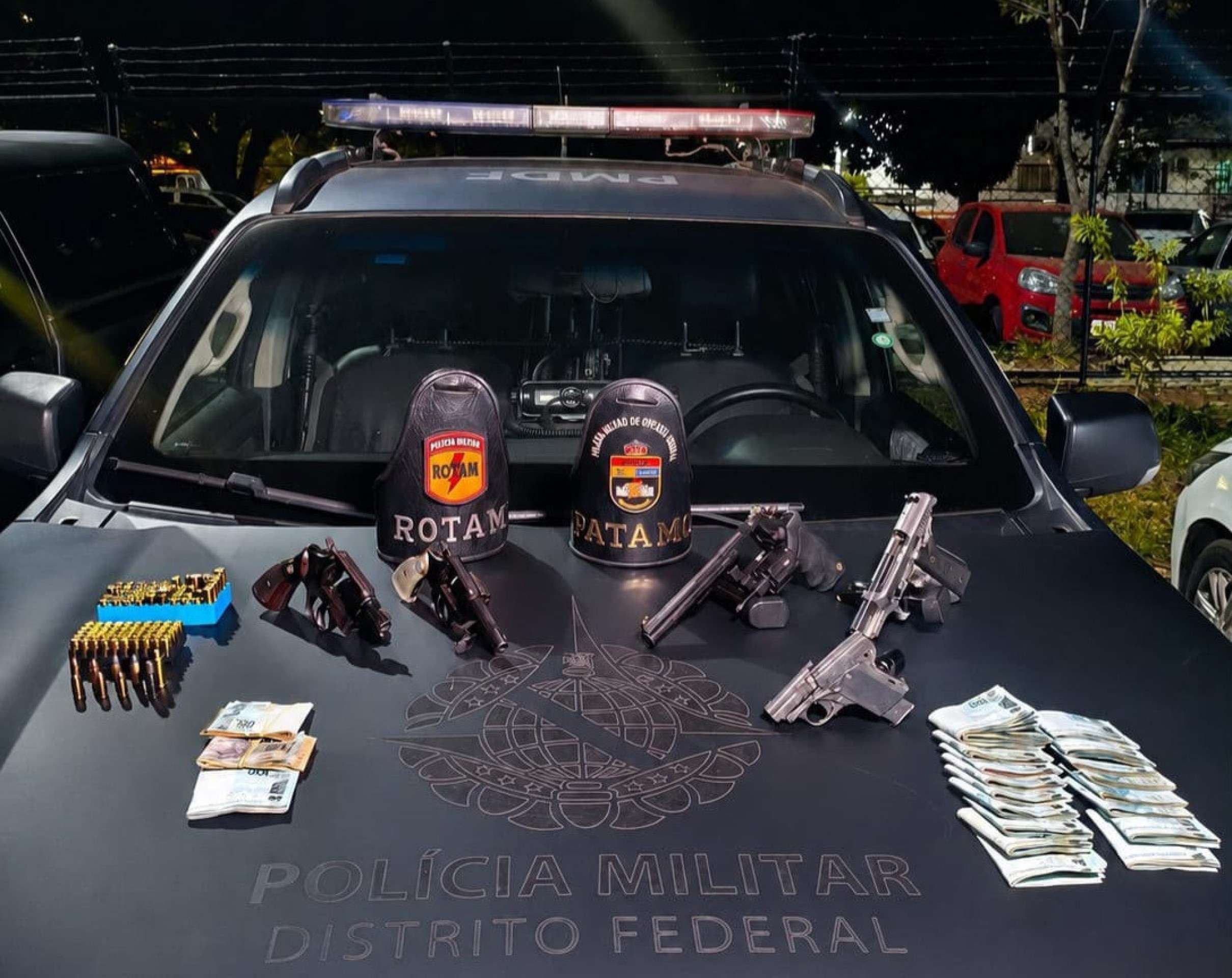 PMDF e de Goiás prendem dois e recuperam cinco armas e R$ 21 mil em espécie