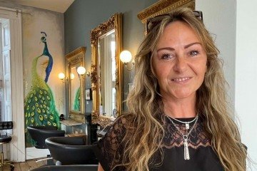 Sam contrata aprendizes no seu salão de beleza, todos os anos - (crédito: BBC) Sam contrata aprendizes no seu salão de beleza, todos os anos - (crédito: BBC)