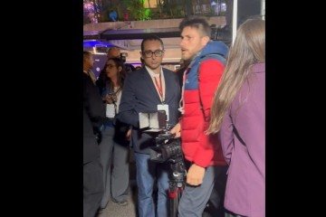 Profissionais da imprensa com seus equipamentos no local do debate eleitoral, onde um cinegrafista da GloboNews foi retirado ap&oacute;s confus&atilde;o -  (crédito: Reprodu&ccedil;&atilde;o/R&aacute;dio Bandeirantes)