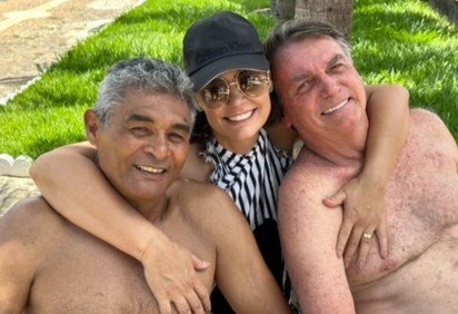 Michelle Bolsonaro publica fotos nas redes sociais em homenagem ao Dia dos Pais. Na foto, ela está com o pai e o marido, Jair Bolsonaro -  (crédito: Reprodução/Redes Sociais)