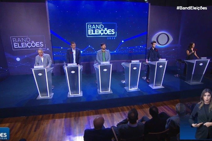 Candidatos ao governo do Rio de Janeiro participam do debate Band Eleições 2026, onde Eduardo Paes foi o principal alvo de críticas - (crédito: Reprodução/Band/YouTube) Candidatos ao governo do Rio de Janeiro participam do debate Band Eleições 2026, onde Eduardo Paes foi o principal alvo de críticas - (crédito: Reprodução/Band/YouTube)
