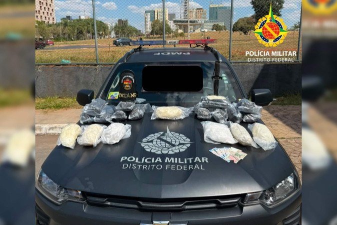 Na bagagem do suspeito, as forças de segurança encontraram 19 pacotes de metanfetamina pura - (crédito: Divulgação/PMDF) Na bagagem do suspeito, as forças de segurança encontraram 19 pacotes de metanfetamina pura - (crédito: Divulgação/PMDF)