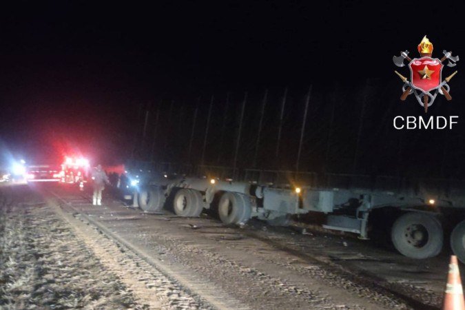 Um homem morreu após colisão entre carro e caminhão na DF-250, em Planaltina - (crédito: Divulgação/CBMDF) Um homem morreu após colisão entre carro e caminhão na DF-250, em Planaltina - (crédito: Divulgação/CBMDF)