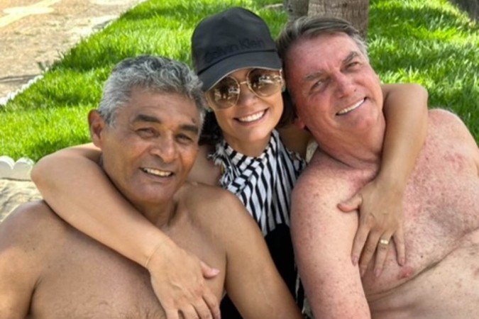 Bolsonaro ganha homenagem de Michelle no Dia dos Pais