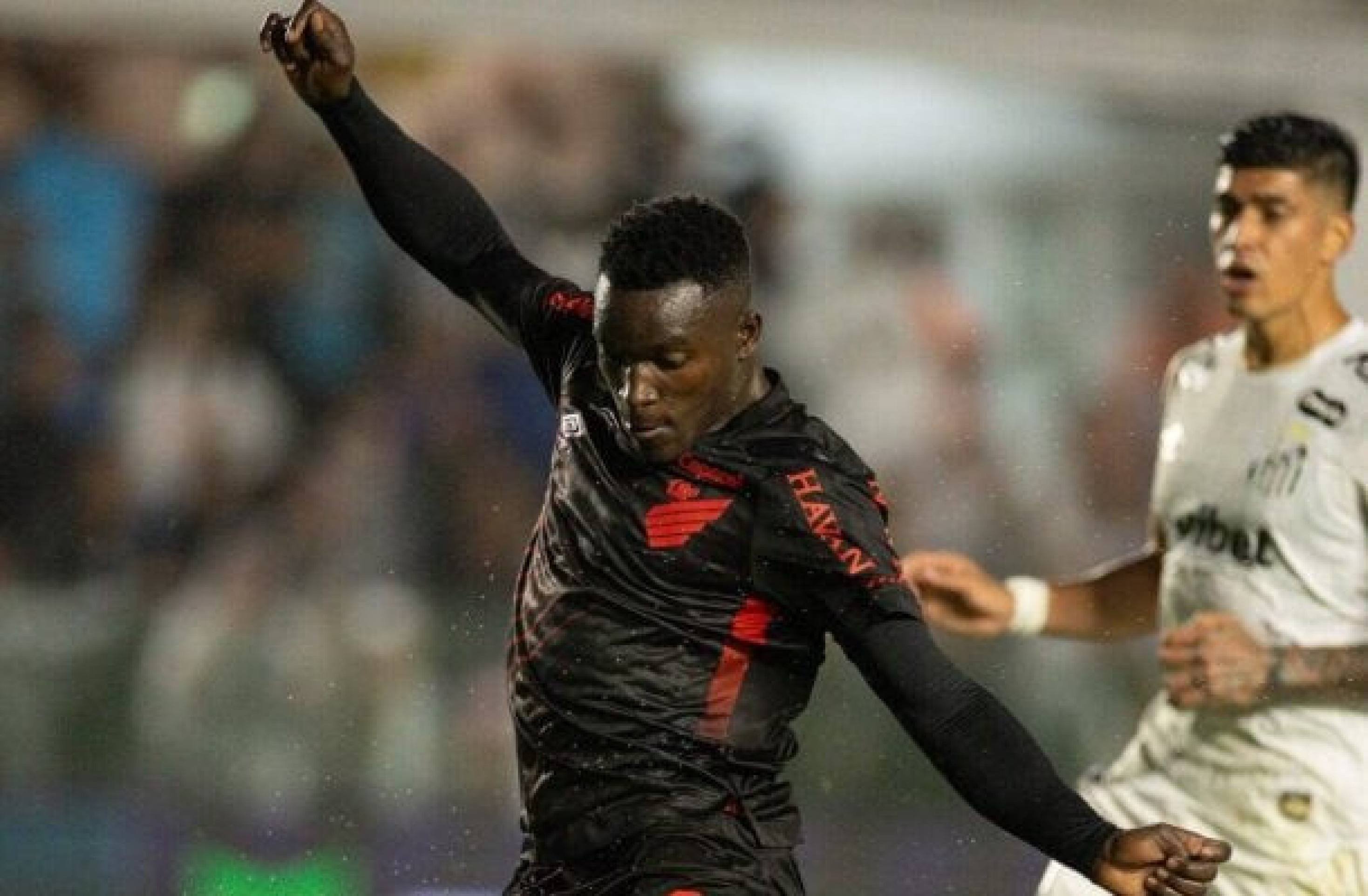 Viveros decide, Athletico bate o Santos e diminui distância para o Palmeiras