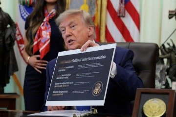 Trump assina decreto para alterar imunização contra sarampo e reduzir número de vacinas para crianças - (crédito: BBC Geral) Trump assina decreto para alterar imunização contra sarampo e reduzir número de vacinas para crianças - (crédito: BBC Geral)