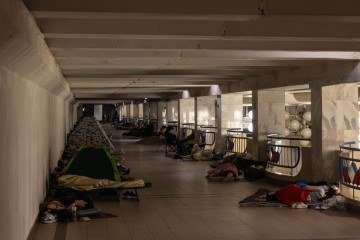 Moradores buscam abrigo durante a noite em uma estação de metrô de Kiev após alertas de um possível ataque aéreo russo, em 10 de agosto de 2026 -  (crédito: Serhii Okunev/AFP)