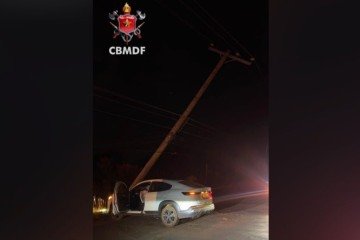 Colisão de veículo com poste causa transtorno a região - (crédito: CBMDF/Divulgação) Colisão de veículo com poste causa transtorno a região - (crédito: CBMDF/Divulgação)