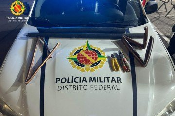 Os policiais encontraram partes de tubulação de cobre em posse do suspeito, material recém-retirado da estrutura do Teatro Nacional -  (crédito: PMDF/Divulgação)