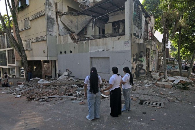 Mulheres observam um prédio danificado após um terremoto em Cali, Colômbia, em 10 de agosto de 2026 - (crédito: JOAQUIN SARMIENTO / AFP) Mulheres observam um prédio danificado após um terremoto em Cali, Colômbia, em 10 de agosto de 2026 - (crédito: JOAQUIN SARMIENTO / AFP)