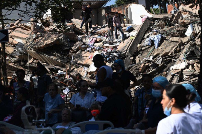 Pessoas buscam sobreviventes em meio aos escombros de um prédio que desabou após um terremoto em Cali, na Colômbia, em 10 de agosto de 2026 - (crédito: JOAQUIN SARMIENTO / AFP) Pessoas buscam sobreviventes em meio aos escombros de um prédio que desabou após um terremoto em Cali, na Colômbia, em 10 de agosto de 2026 - (crédito: JOAQUIN SARMIENTO / AFP)