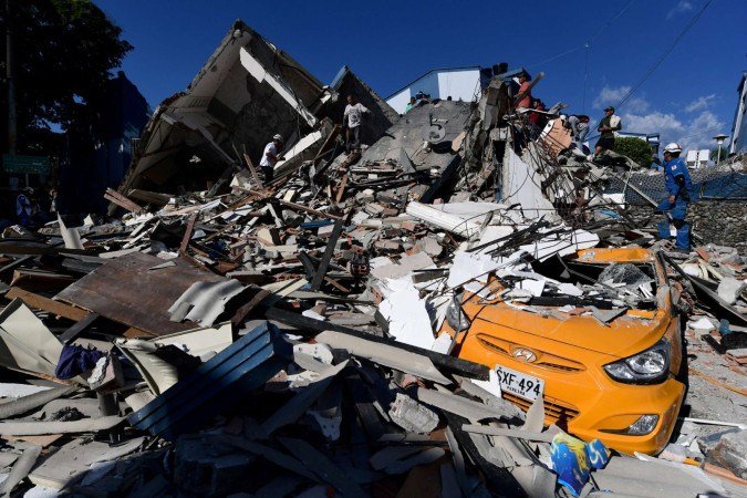 Socorristas buscam sobreviventes em meio a edifício desabado e perto de táxi danificado, em Pereira, capital do departamento de Risaralda - (crédito: Jaime Saldarriaga/AFP) Socorristas buscam sobreviventes em meio a edifício desabado e perto de táxi danificado, em Pereira, capital do departamento de Risaralda - (crédito: Jaime Saldarriaga/AFP)