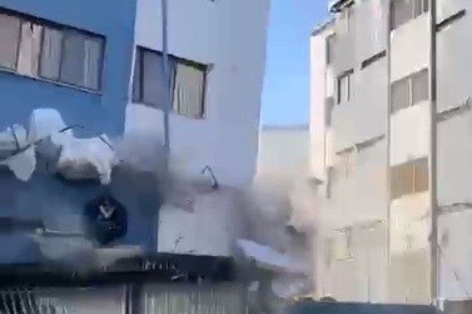 Casal se abra&ccedil;a na rua, enquanto edif&iacute;cio desaba, em Pereira, a &aacute;rea mais afetada pelo desastre 
