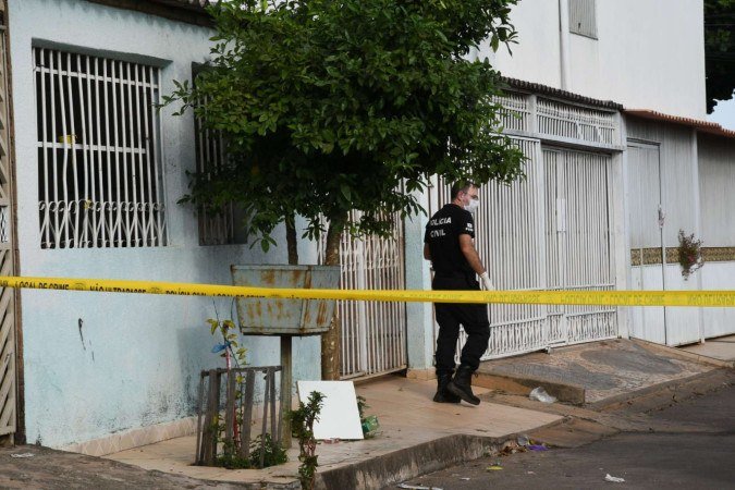 Após os crimes, uma das jovens violentadas foi sequestrada pelo suspeito e levada a uma região de mata no Morro da Cruz, em São Sebastião. A vítima foi encaminhada ao IML.
- (crédito: Marcelo Ferreira/CB/DA Press) Após os crimes, uma das jovens violentadas foi sequestrada pelo suspeito e levada a uma região de mata no Morro da Cruz, em São Sebastião. A vítima foi encaminhada ao IML.
- (crédito: Marcelo Ferreira/CB/DA Press)