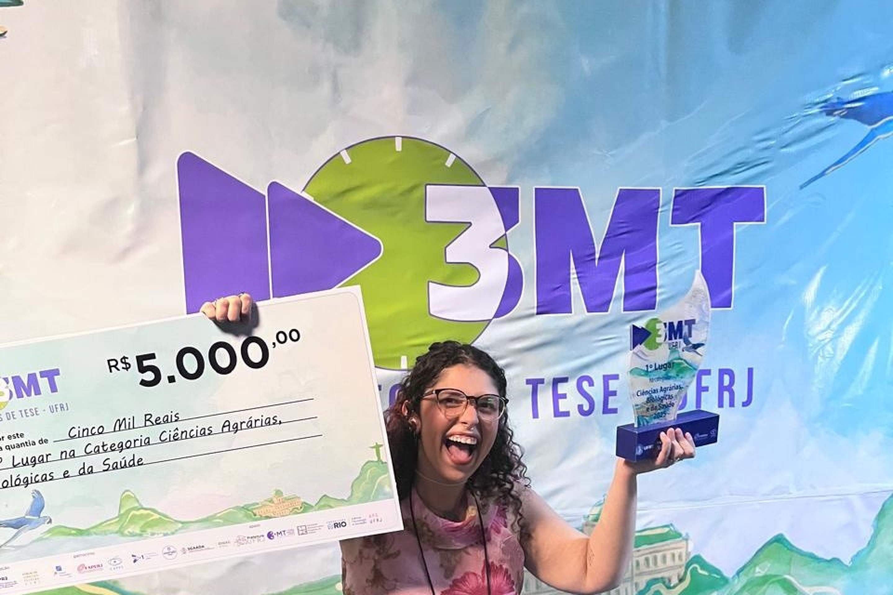 Aluna de doutorado é premiada por apresentação de pesquisa sobre glaucoma