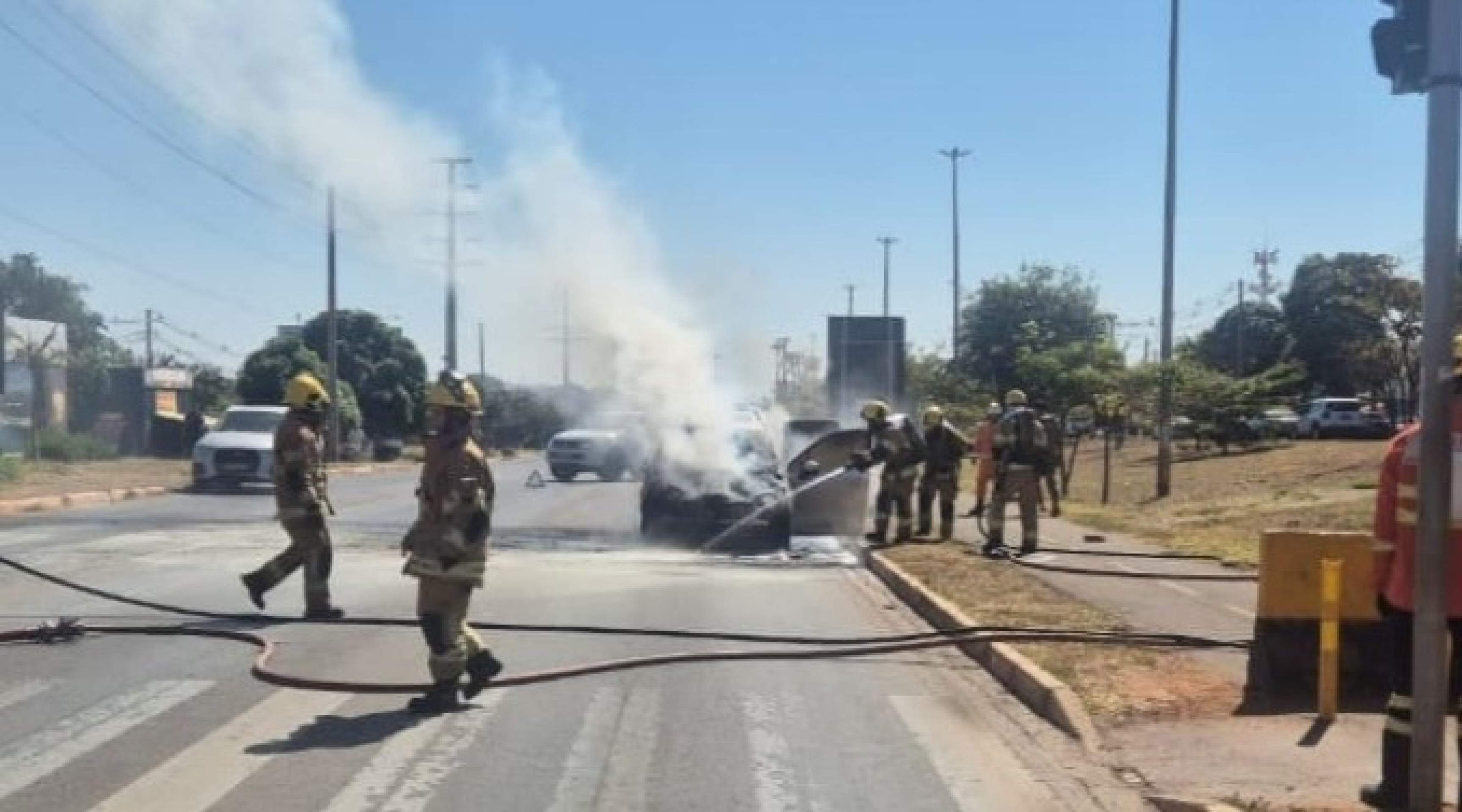 Carro em chamas interdita via no Jardim Botânico nesta segunda-feira (10/8)