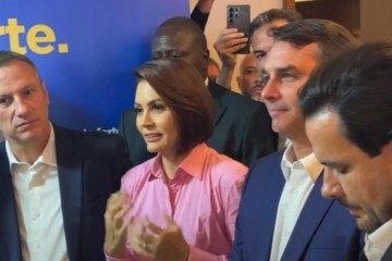 Michelle aparece ao lado de Flávio Bolsonaro pela primeira vez desde o vídeo publicado por ela que desencadeou crise familiar - (crédito: Armando Holanda/CB/DA.Press) Michelle aparece ao lado de Flávio Bolsonaro pela primeira vez desde o vídeo publicado por ela que desencadeou crise familiar - (crédito: Armando Holanda/CB/DA.Press)
