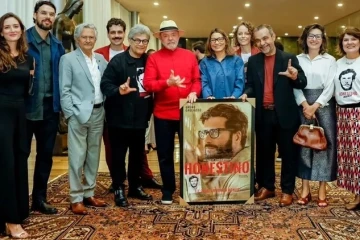Lula, Janja, equipe e familiares de Honestino na pr&eacute;-estreia do filme sobre o l&iacute;der estudantil desaparecido -  (crédito: Divulga&ccedil;&atilde;o)