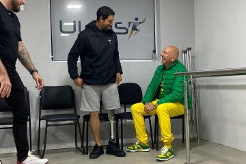 Douglas da Costa Ribeiro recebe nova prótese do empresário Luciano Hang em clínica de Florianópolis - (crédito: Divulgação) Douglas da Costa Ribeiro recebe nova prótese do empresário Luciano Hang em clínica de Florianópolis - (crédito: Divulgação)
