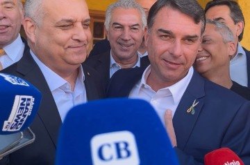 Flávio Bolsonaro defende Alfredo Gaspar e diz que ele segue na chapa -  (crédito: Danandra Rocha/CB/DA.Press)