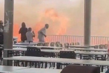 Incêndio atinge vegetação ao lado da UnB, e aulas são suspensas -  (crédito: Reprodução)