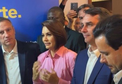 Michelle aparece ao lado de Fl&aacute;vio Bolsonaro pela primeira vez desde o v&iacute;deo publicado por ela que desencadeou crise familiar -  (crédito: Armando Holanda/CB/DA.Press) -Michelle aparece ao lado de Fl&aacute;vio Bolsonaro pela primeira vez desde o v&iacute;deo publicado por ela que desencadeou crise familiar -  (crédito: Armando Holanda/CB/DA.Press)